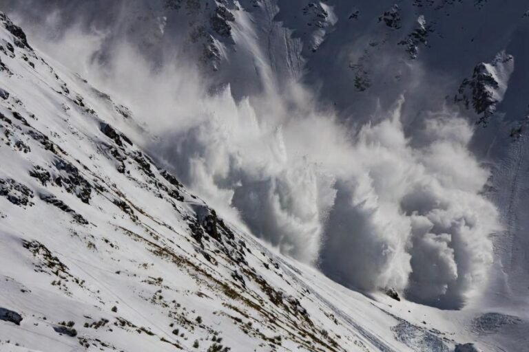 Diez esquiadores desaparecidos tras avalancha en el pico Castle de California