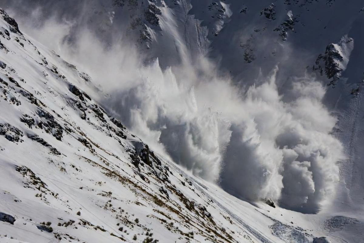 Diez esquiadores desaparecidos tras avalancha en el pico Castle de California